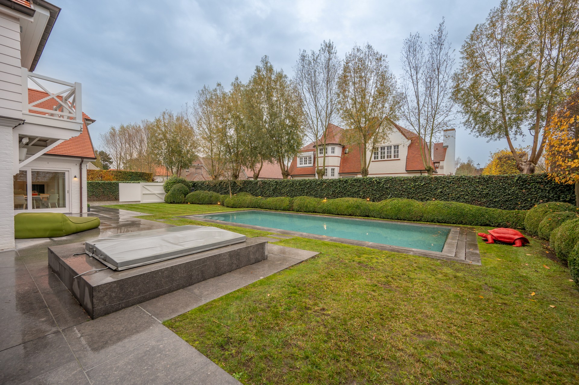 Villa exclusive entièrement meublée avec 5 chambres, piscine et double garage - emplacement prestigieux et calme près du Zoute. 