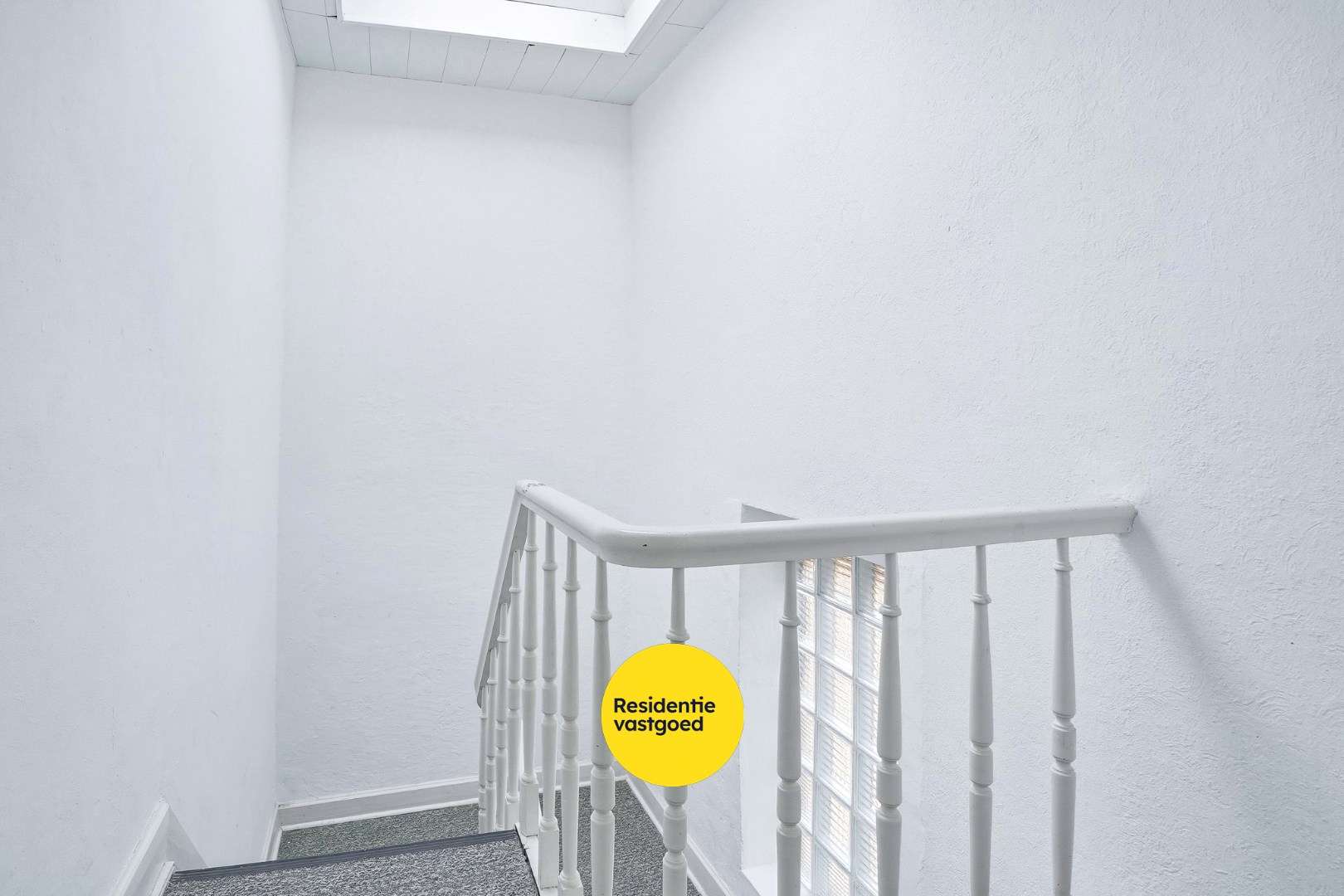 Goed gelegen gebouw op 117m² te De Panne bestaande uit een handelsruimte en woonst. 