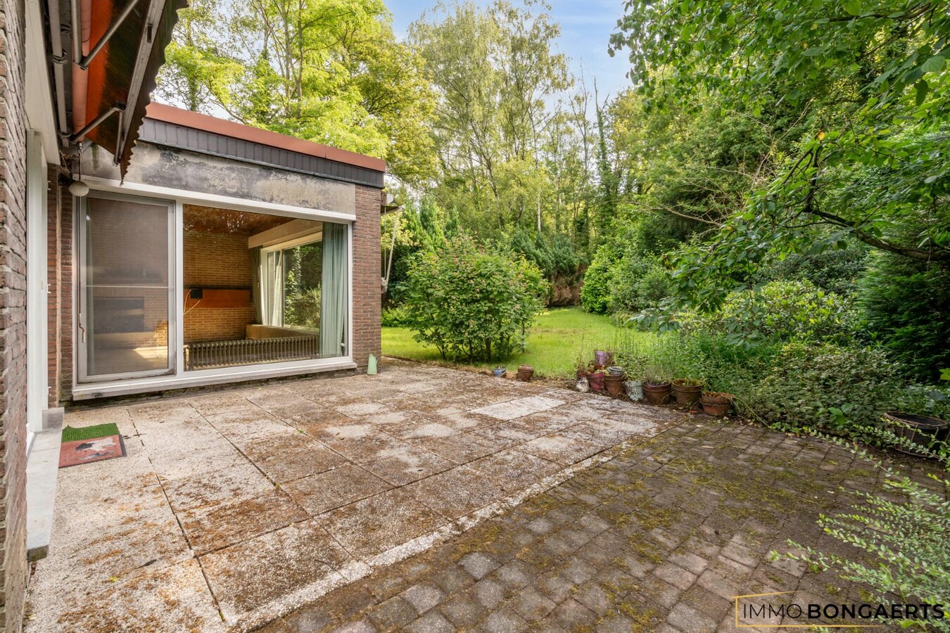 Ruime te renoveren woning op een mooi perceel. 