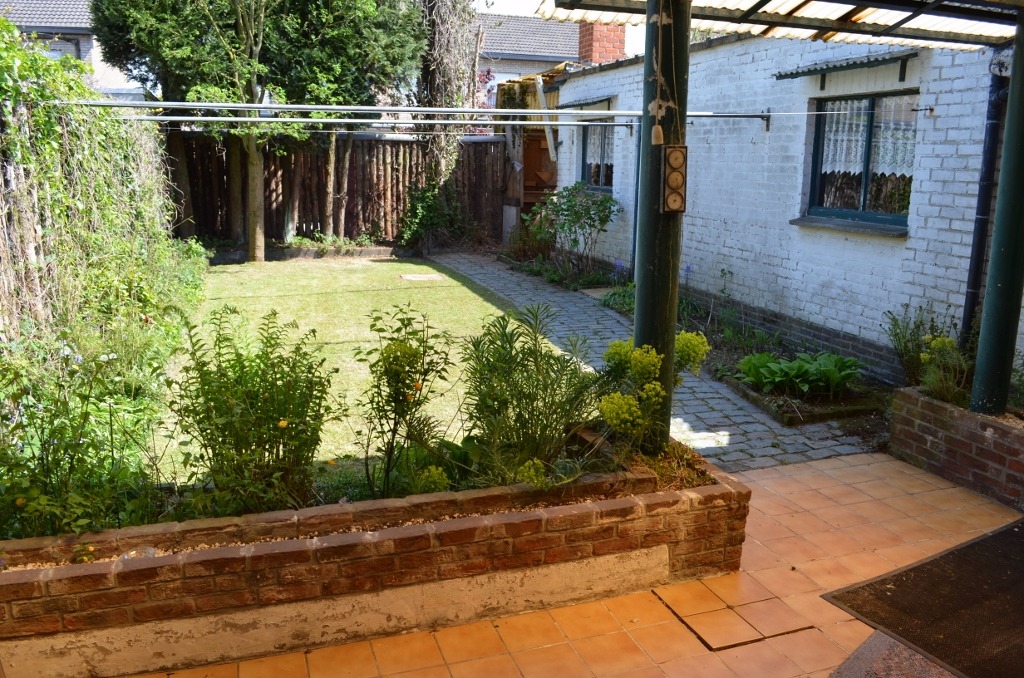 Ruime te renoveren woning met garage en tuin te centrum Eeklo 