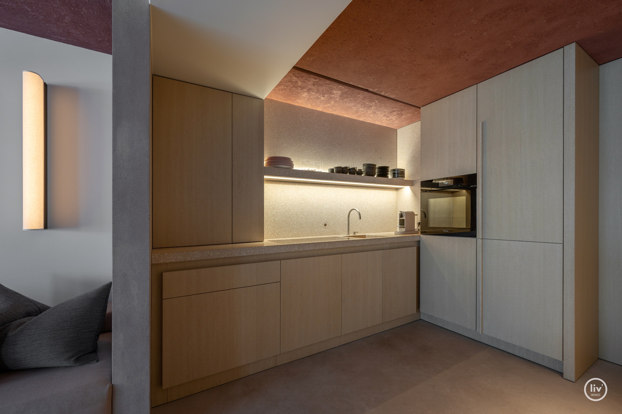 Uniek appartement ontworpen door architect Glenn Sestig met zijdelings zeezicht aan het Driehoeksplein 