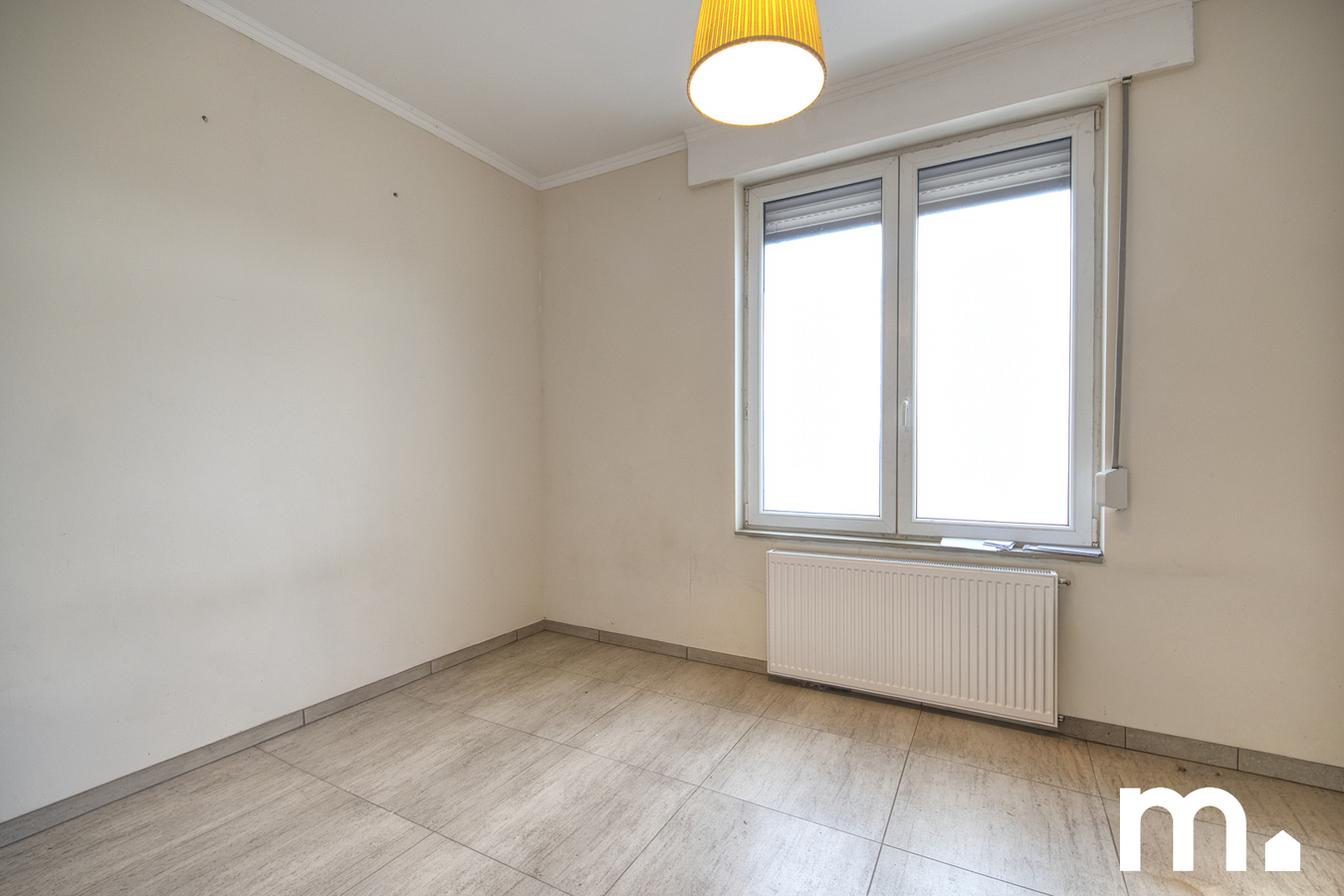 Centraal gelegen woning met ruime garage/opslagplaats te Izegem ! 
