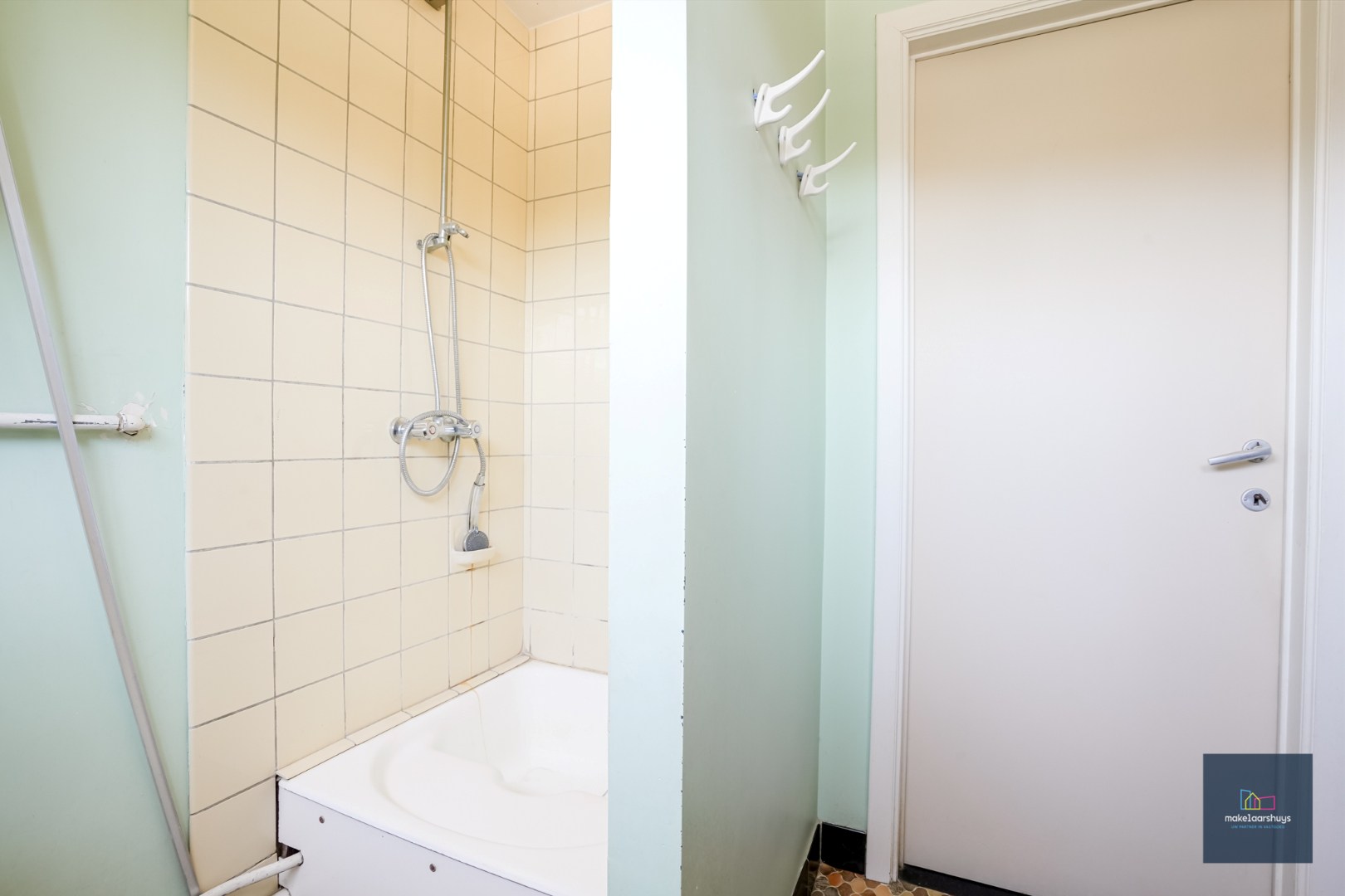 Te renoveren HOB met garage en bijgebouw op een mooi perceel 
