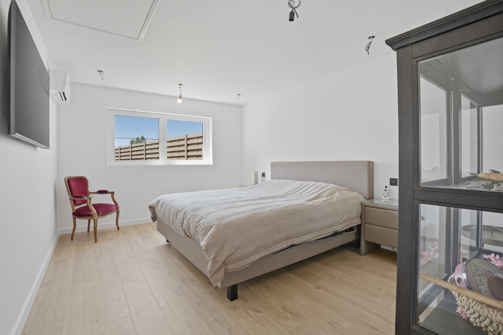 Instapklare open bebouwing met 5 slaapkamers op 1919m² te Merkem. 