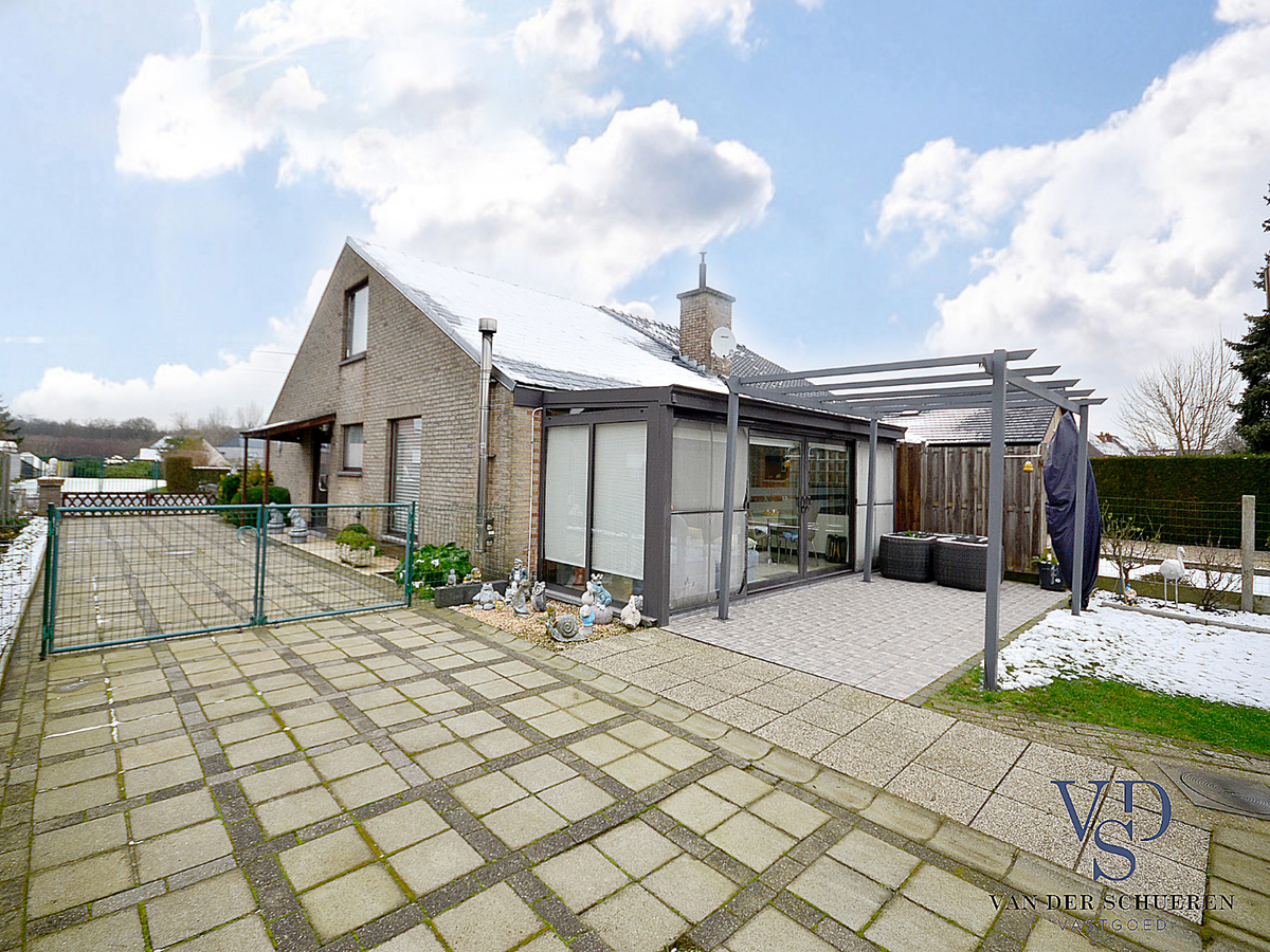 Praktische Half-Open Bungalow met afzonderlijke garage. 