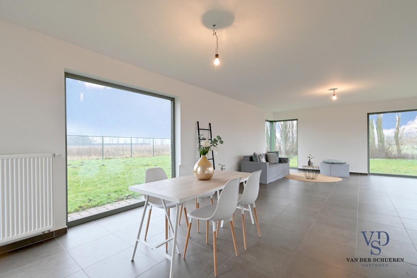 Ruime Half Open, op een commercieel gunstige ligging 