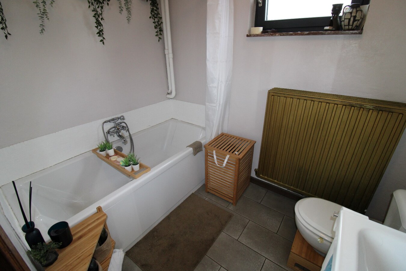 Gezellige gerenoveerde woning op een perceel van 8 are 