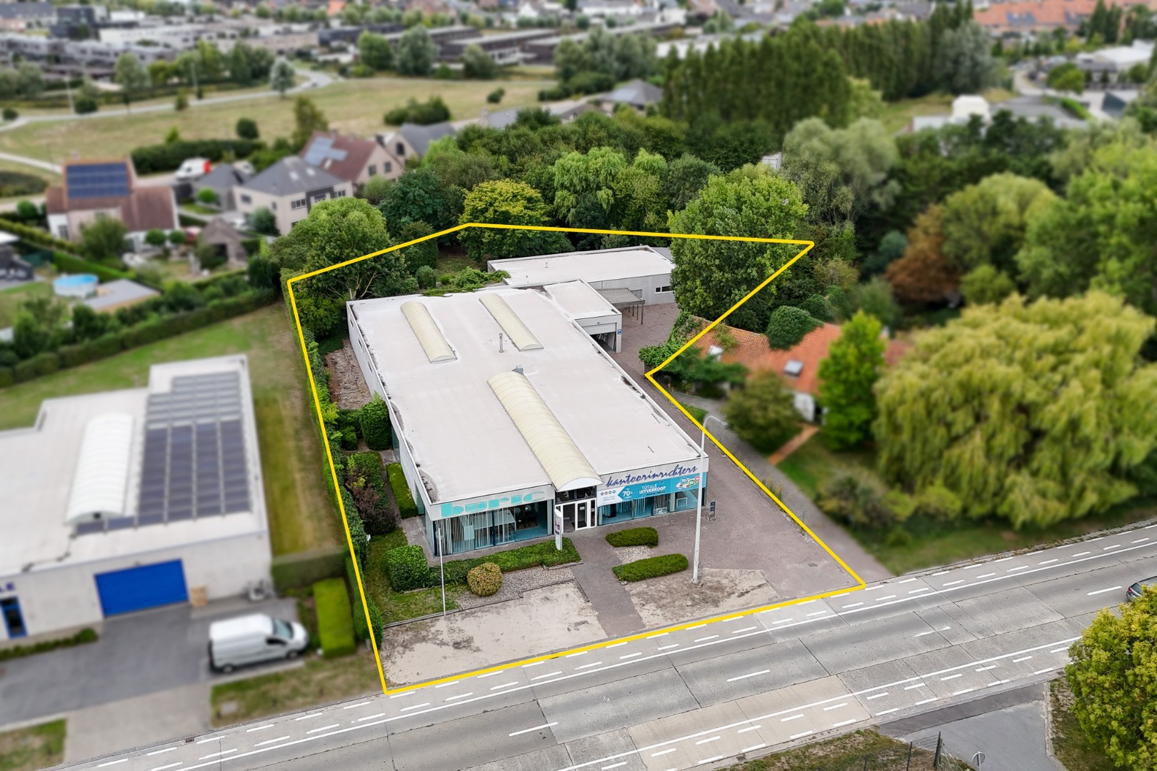 Winkelruimte met magazijn en woonst te Oostende 