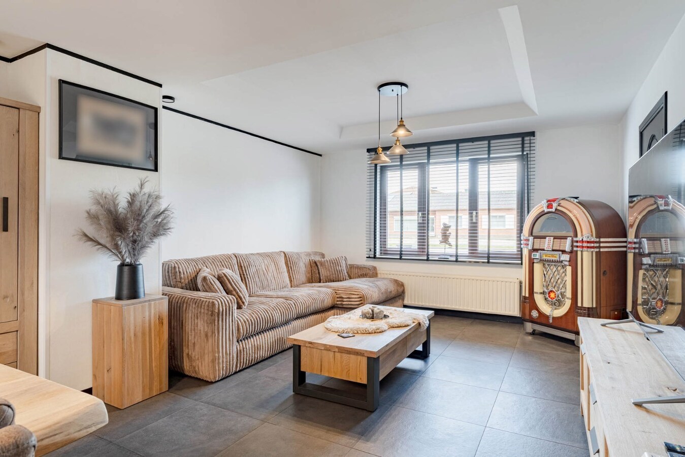 Gerenoveerde, goed onderhouden woning nabij het centrum van Bree mét een grote garage/werkplaats bereikbaar langs de Filterstraat aan de achterzijde van de woning! 