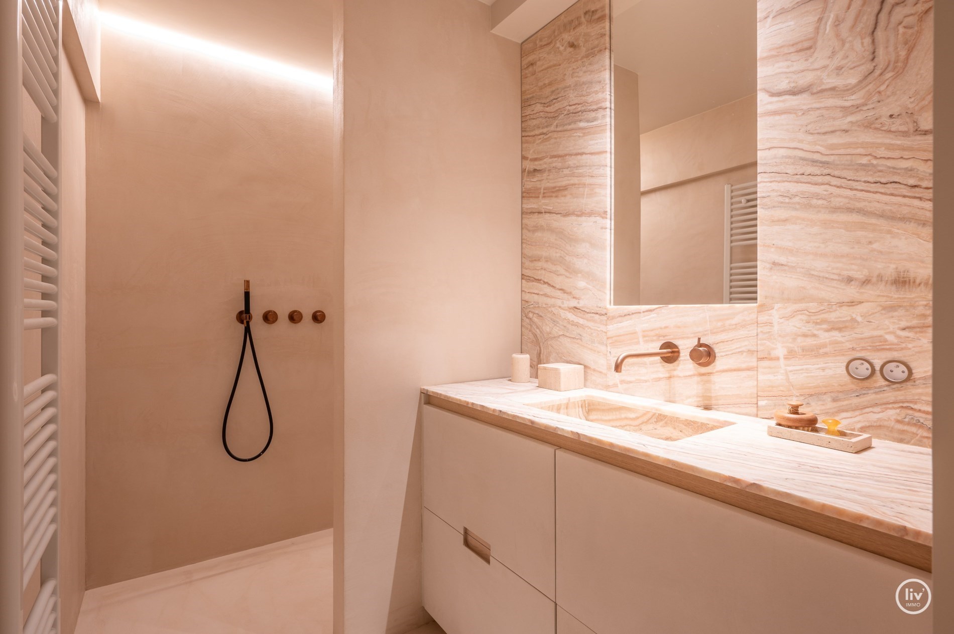 Appartement magnifiquement rénové avec vue frontale sur la mer situé sur la place de la tour de lumière à Knokke. 