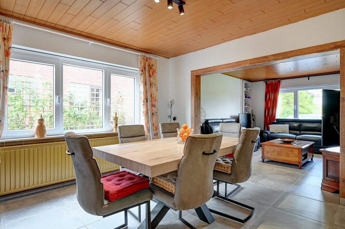 Zeer rustig gelegen gelijkvloerse woning met drie slaapkamers 