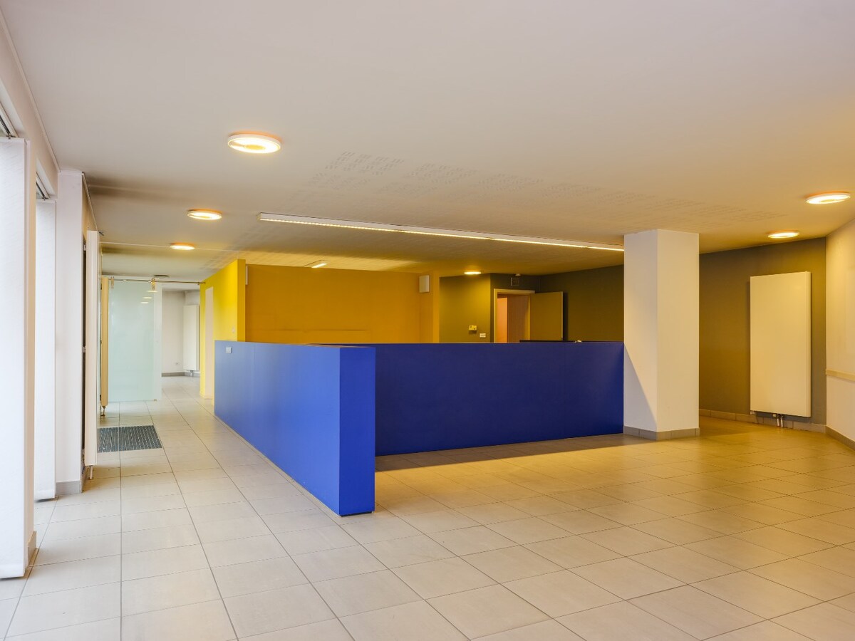 Nabij station gelegen kantoor, met goede visibiliteit op belangrijk kruispunt 