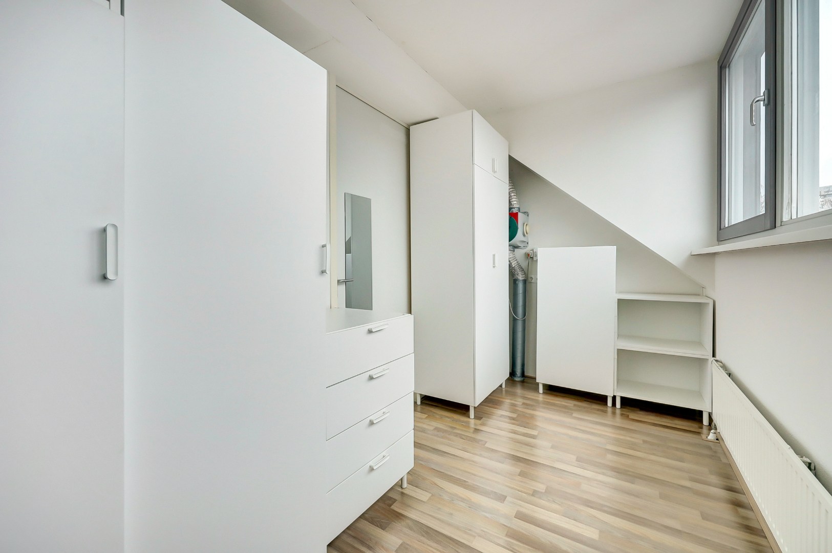 In de jonge woonwijk Nesselande in deelplan Haag en Park gelegen 5 kamer tussenwoning met houten berging en parkeerplaats op 131 m² eigen grond. 