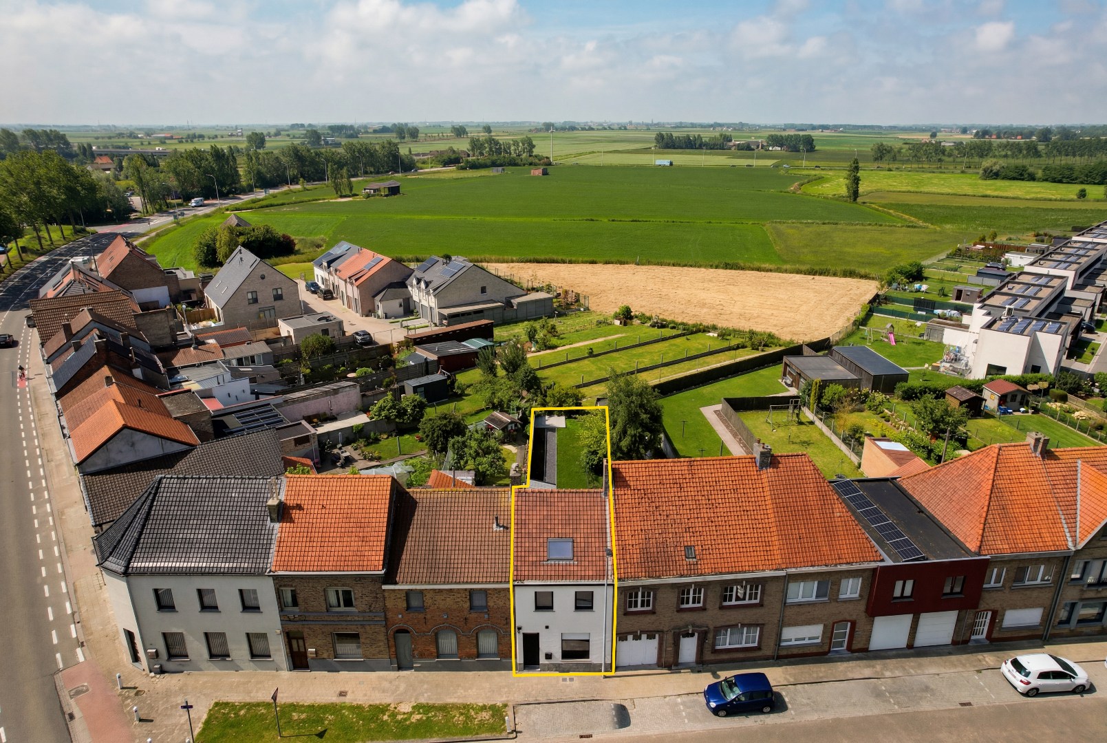 IN OPTIE- Volledig gerenoveerde rijwoning met zonnige tuin in Nieuwpoort-Stad op 180m². 