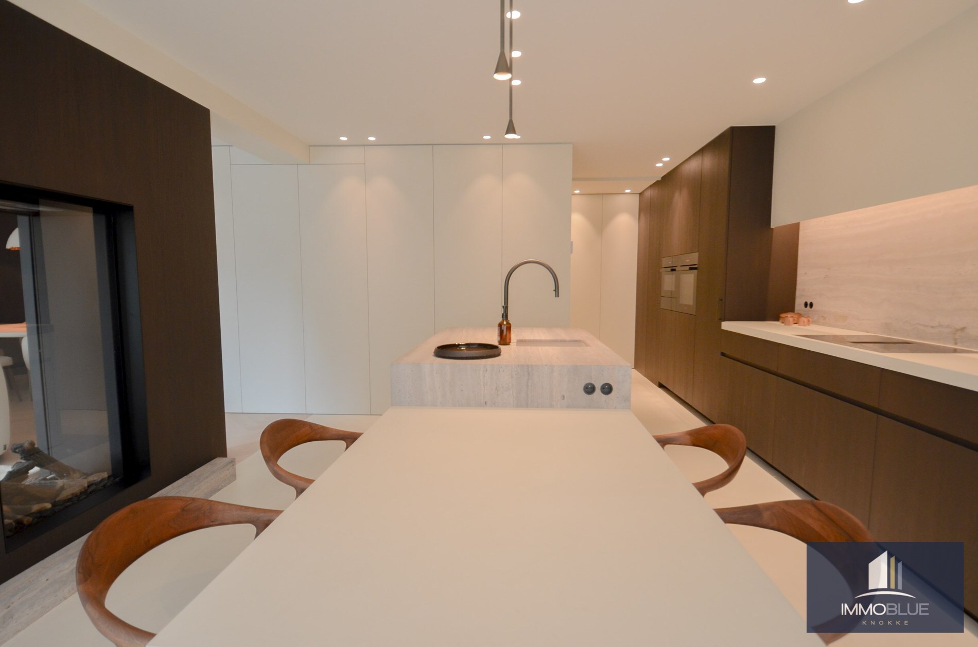 Uitzonderlijk, tijdloos volledig gerenoveerd appartement met een open zicht . 