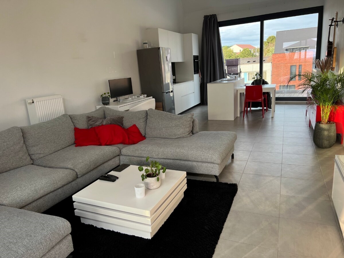 Uniek appartement (2 SUPER terrassen) op de Gaverse Markt !   LOFT-gevoel (hoogte : 3 m). 
