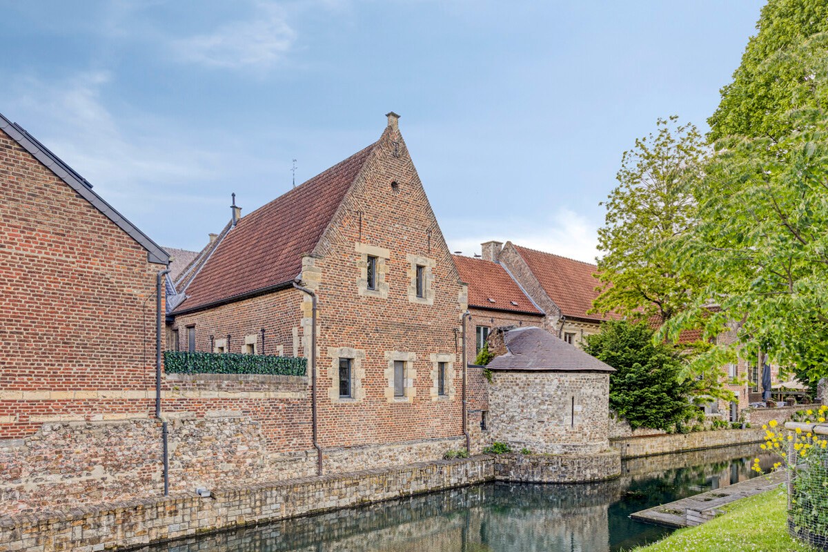 Achtergevel gebouwd op de middeleeuwse omwalling