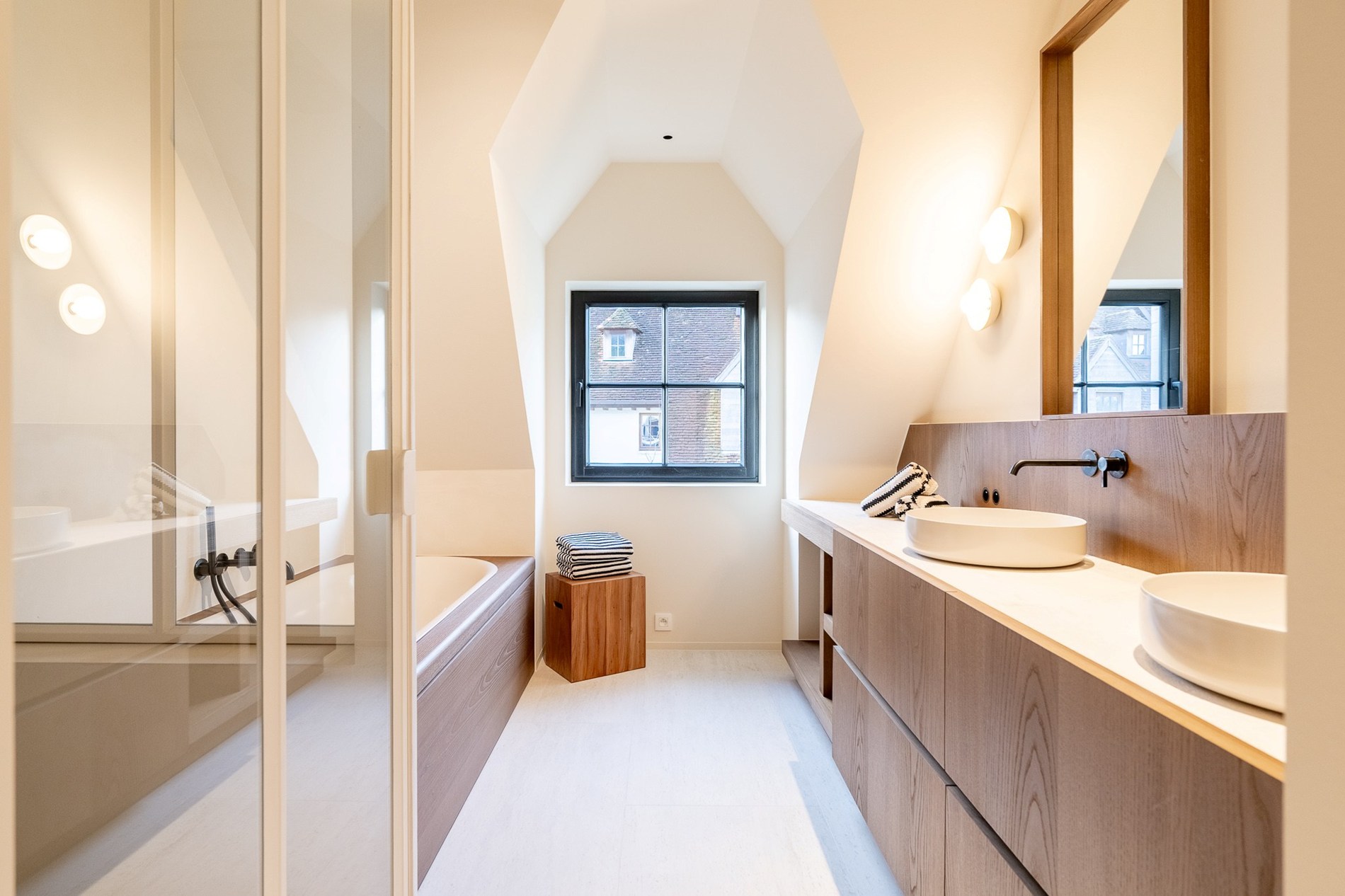 Luxueus gerenoveerde koppelvilla met zwembad in de Noordzeelaan te Knokke. 