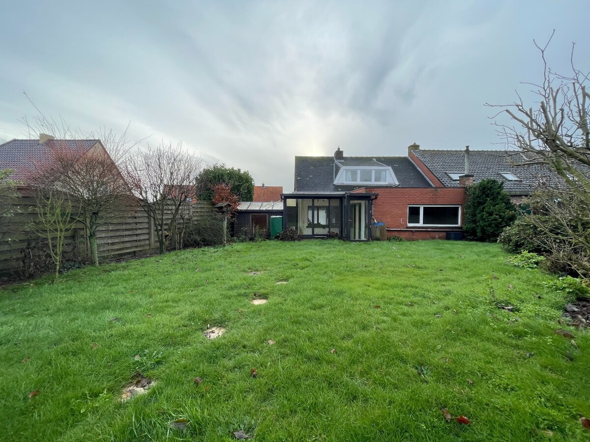 Stevige half-open bebouwing met 3 slaapkamers, tuin en garage te Moorslede 