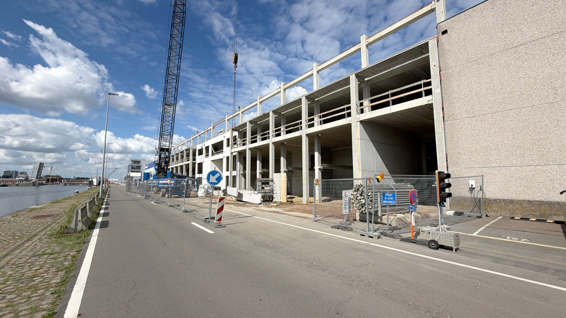 Magazijn met laadkade en nieuwbouw kantoren in haven Antwerpen