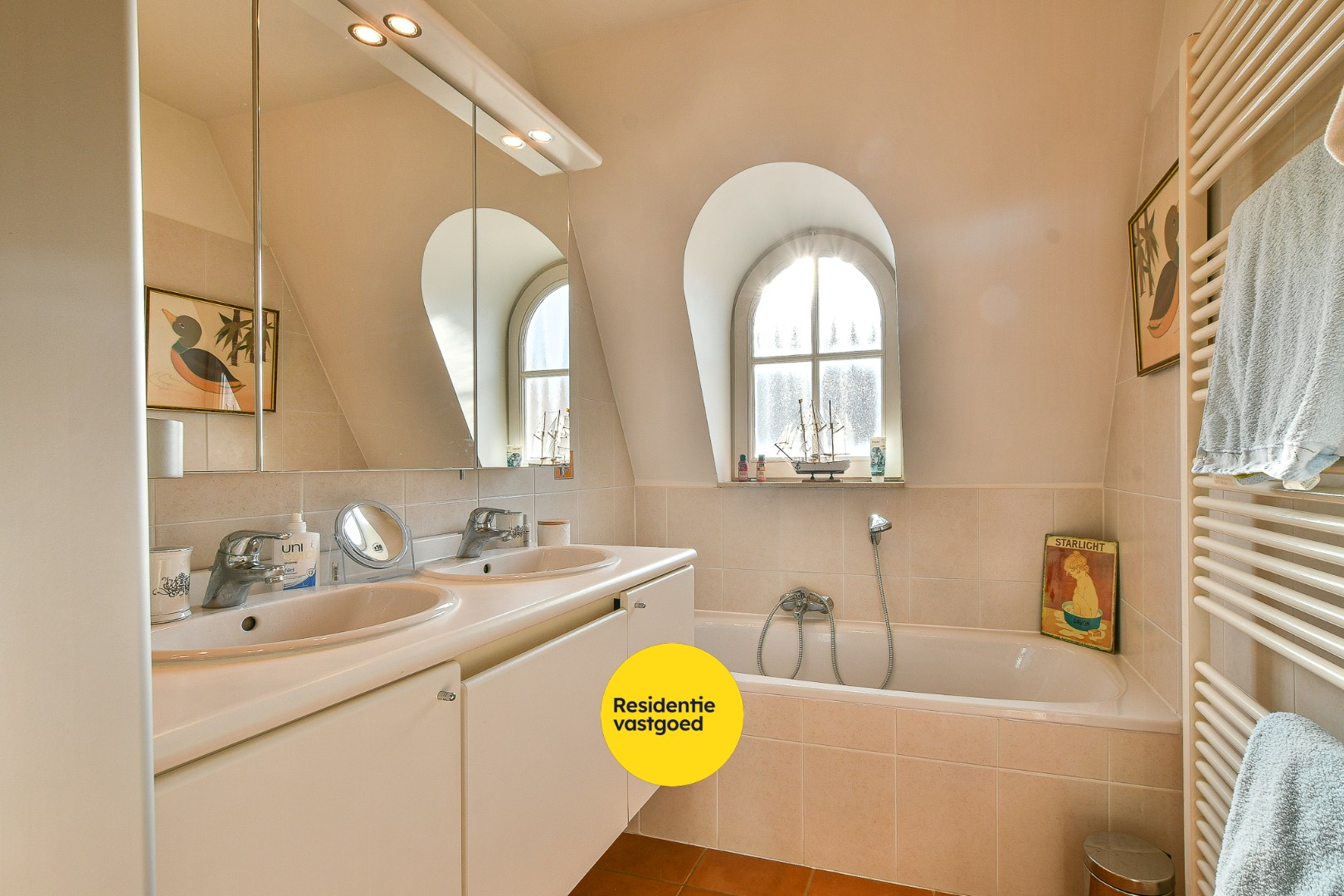 Exclusieve hoekwoning met zeezicht op topligging in de Concessie van De Haan, op 20 m van de zeedijk! 