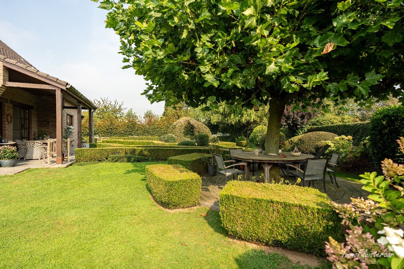 Prachtige villa met een ruim stalgebouw op ca. 2,2 ha te Dilsen-Stokkem 