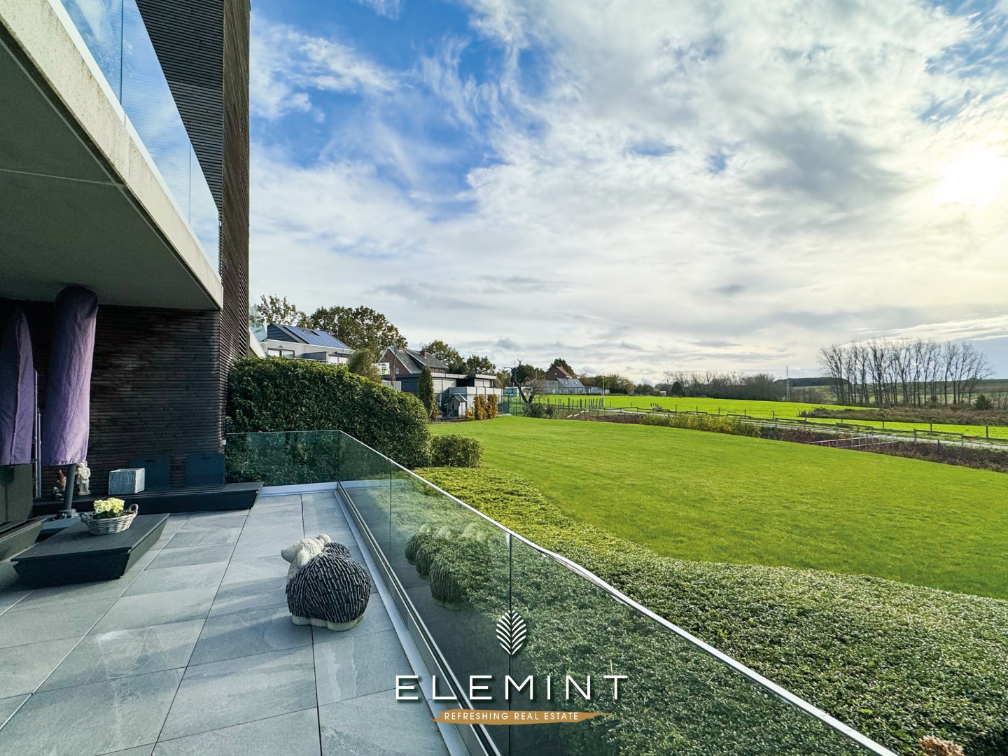 Ruim modern appartement met terras, 2 slaapkamers en 2 staanplaatsen 