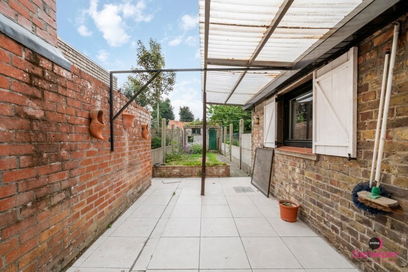 Te renoveren rijwoning op centrale ligging met leuke zuidgerichte tuin 