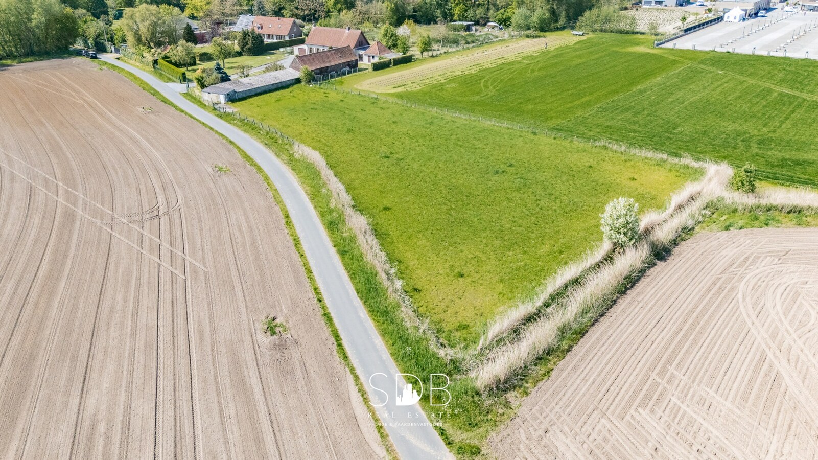 Authentieke hoeve met bijgebouwen en graslanden op 6.664m² met mogelijkheid tot bijkomend grasland op 3.070m² 