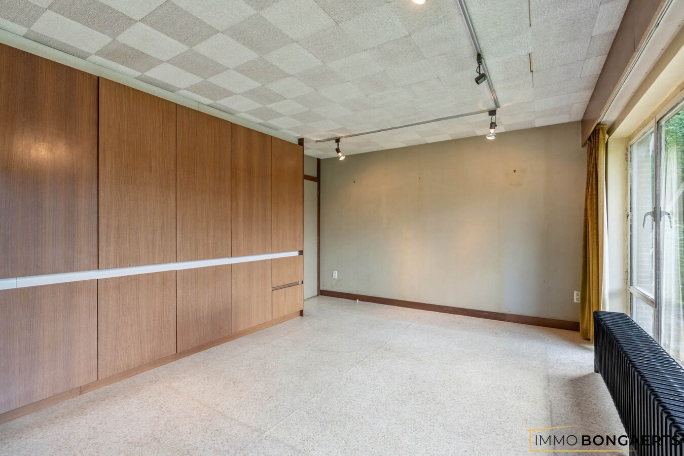 Ruime te renoveren woning op een mooi perceel. 