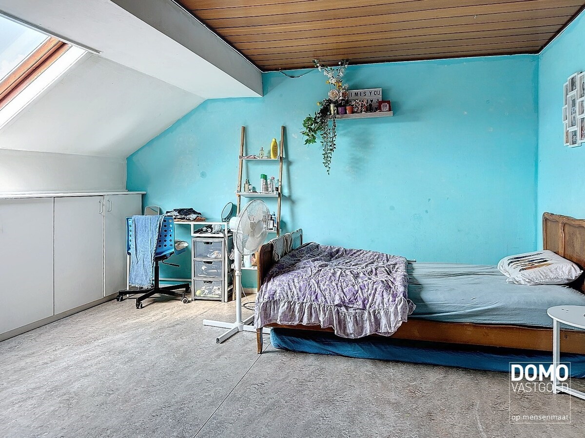 Te renoveren rijwoning met tuin en 3 slaapkamers in Hasselt. 