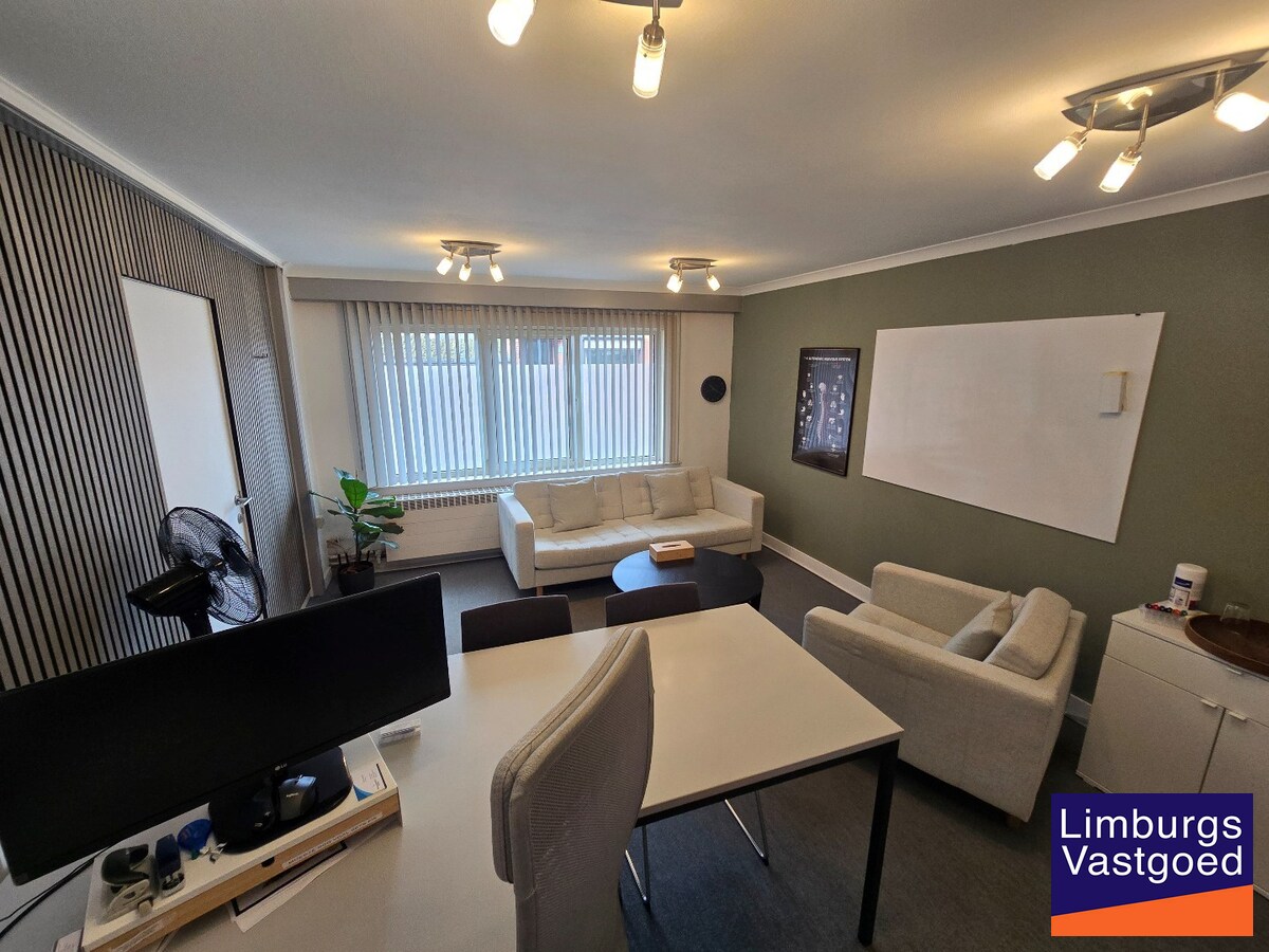 Gelijkvloerse kantoorruimte 108 m² met privé parkeerplaatsen 