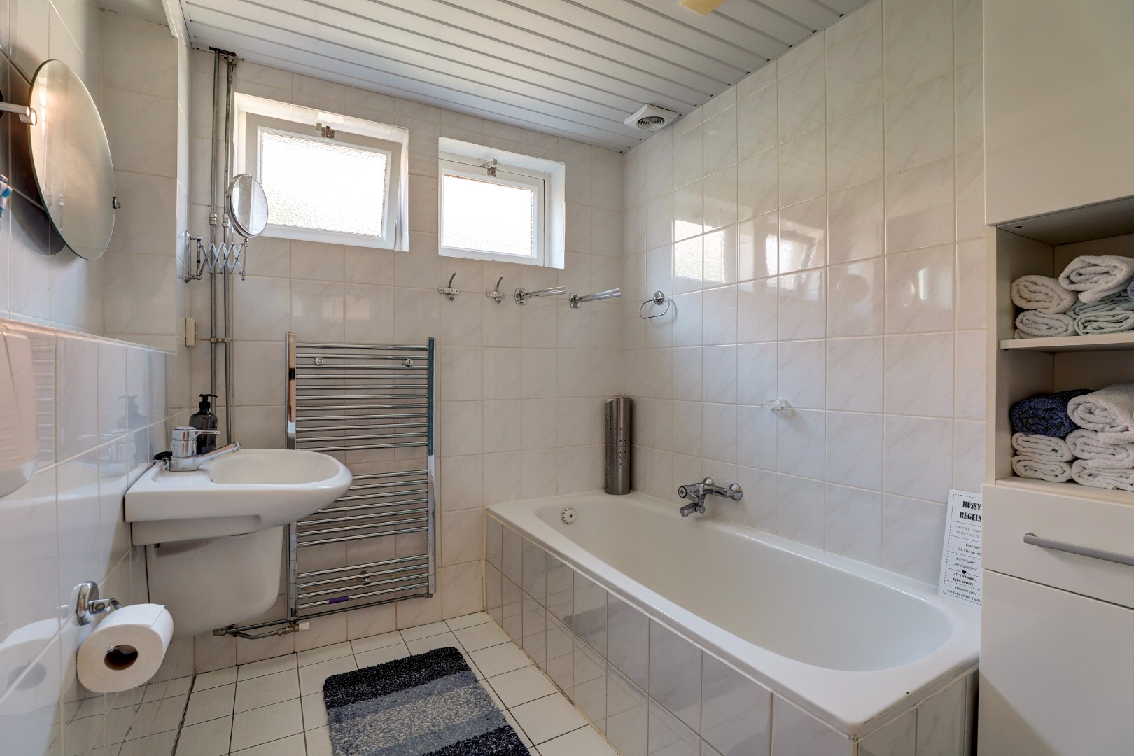 Vrijstaande woning met diepe zonnige tuin, overkapping en royale bijgebouwen 