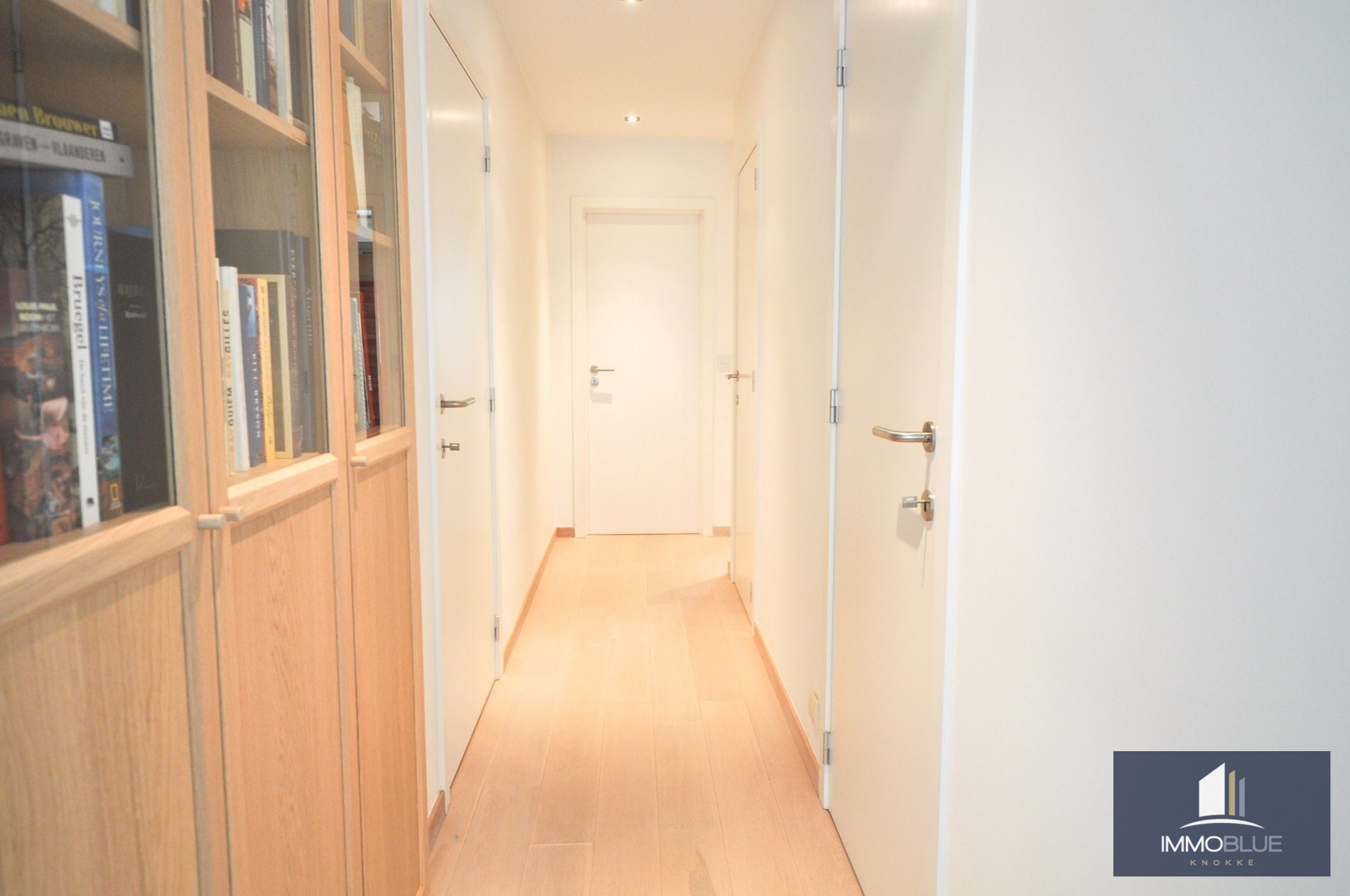 Duplex mezzanine lumineux et spacieux à louer, situé à deux pas de la mer. 