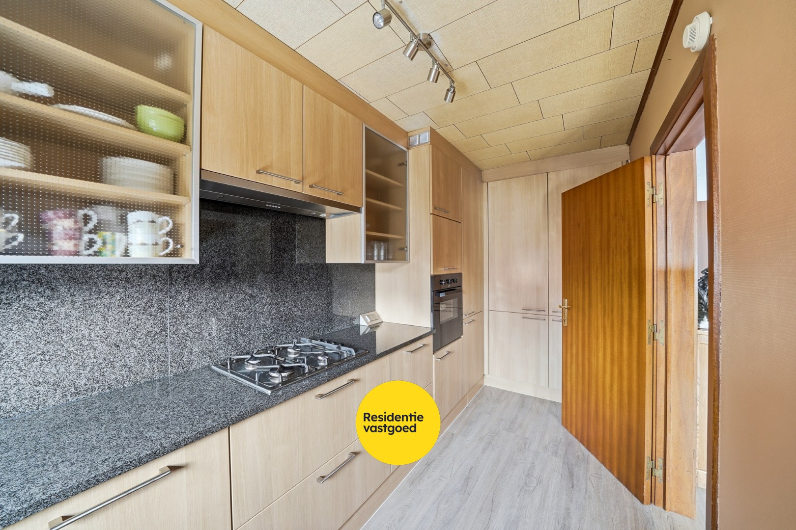 Ruime bel-etage met grote garage en 3 slaapkamers 