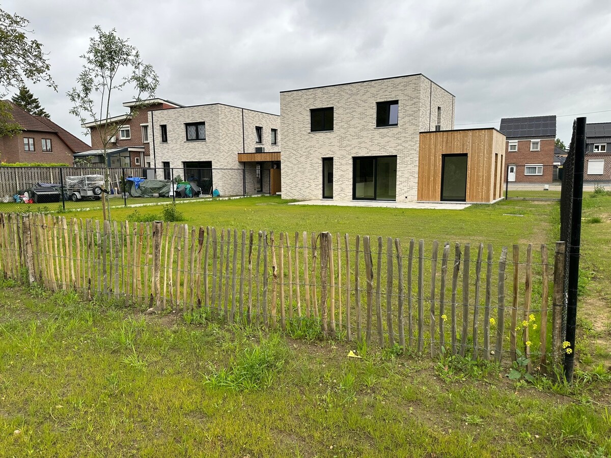 Nieuwbouw woning met 4 slaapkamers (1 gelijkvloers) 