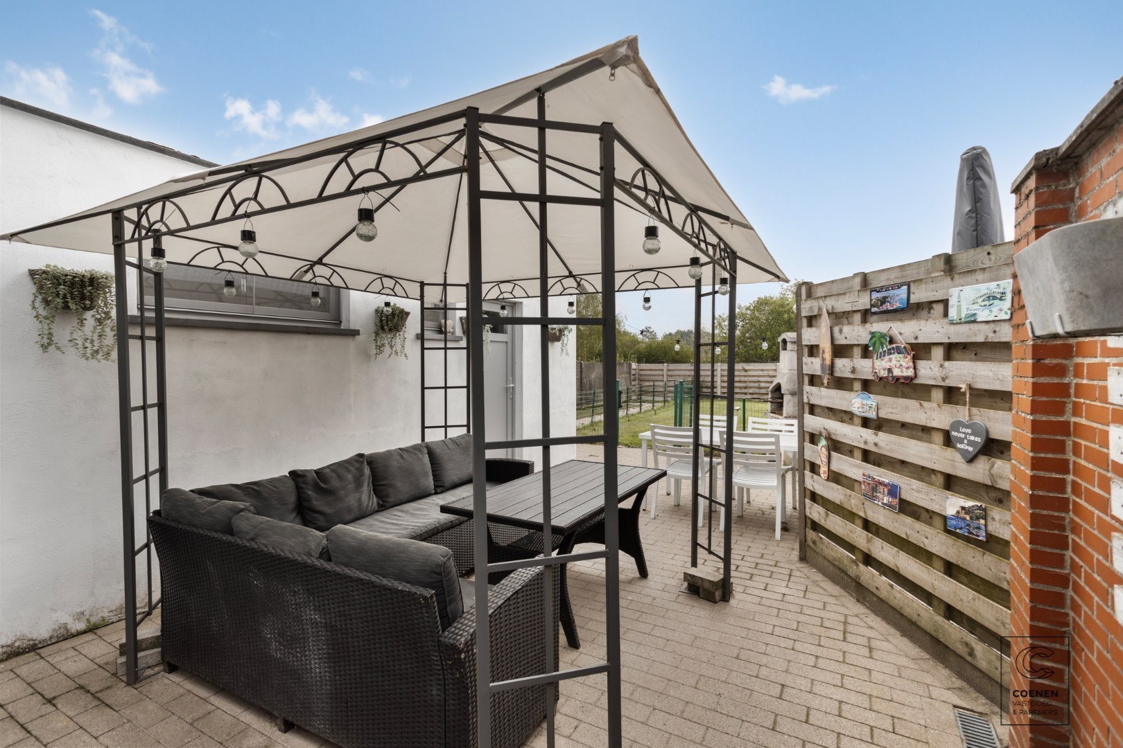 Zeer ruime en instapklare woning van 181 m², 4 slpk's en zeer leuke, zonnige tuin met prachtig uitzicht! 