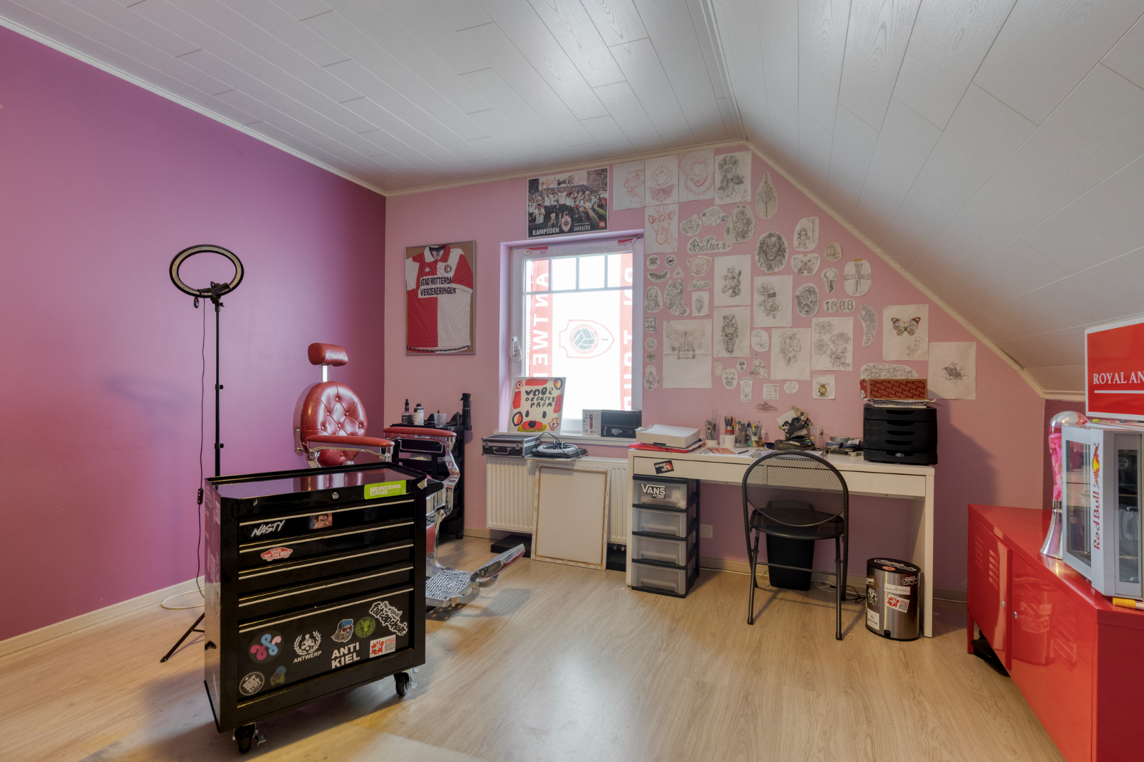 Vrijstaande woning van 2015 met 3 slaapkamers, volledige kelder en zuidgerichte tuin in Schilde. 