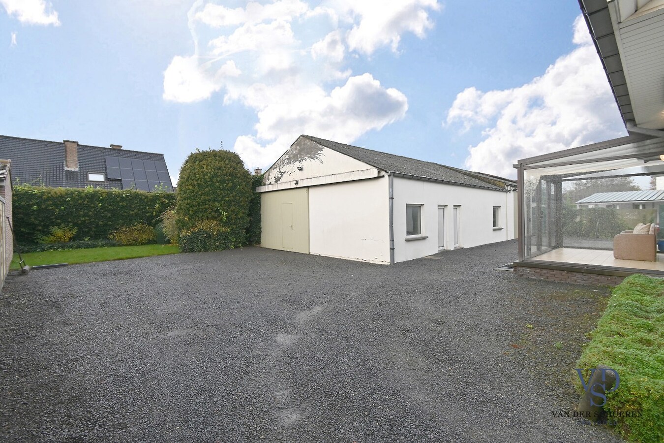 Bungalowwoning met afzonderlijke loods 