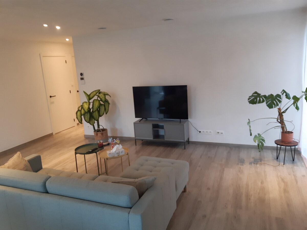 BEN-appartement met terras en tuintje. 