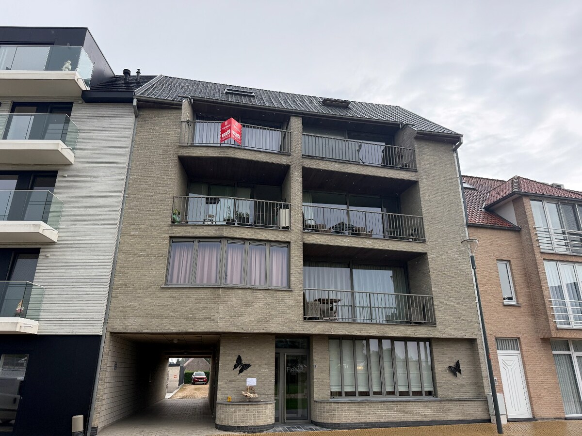 Uiterst ruim appartement (119m²)  met twee slaapkamers op de markt van Houthulst 