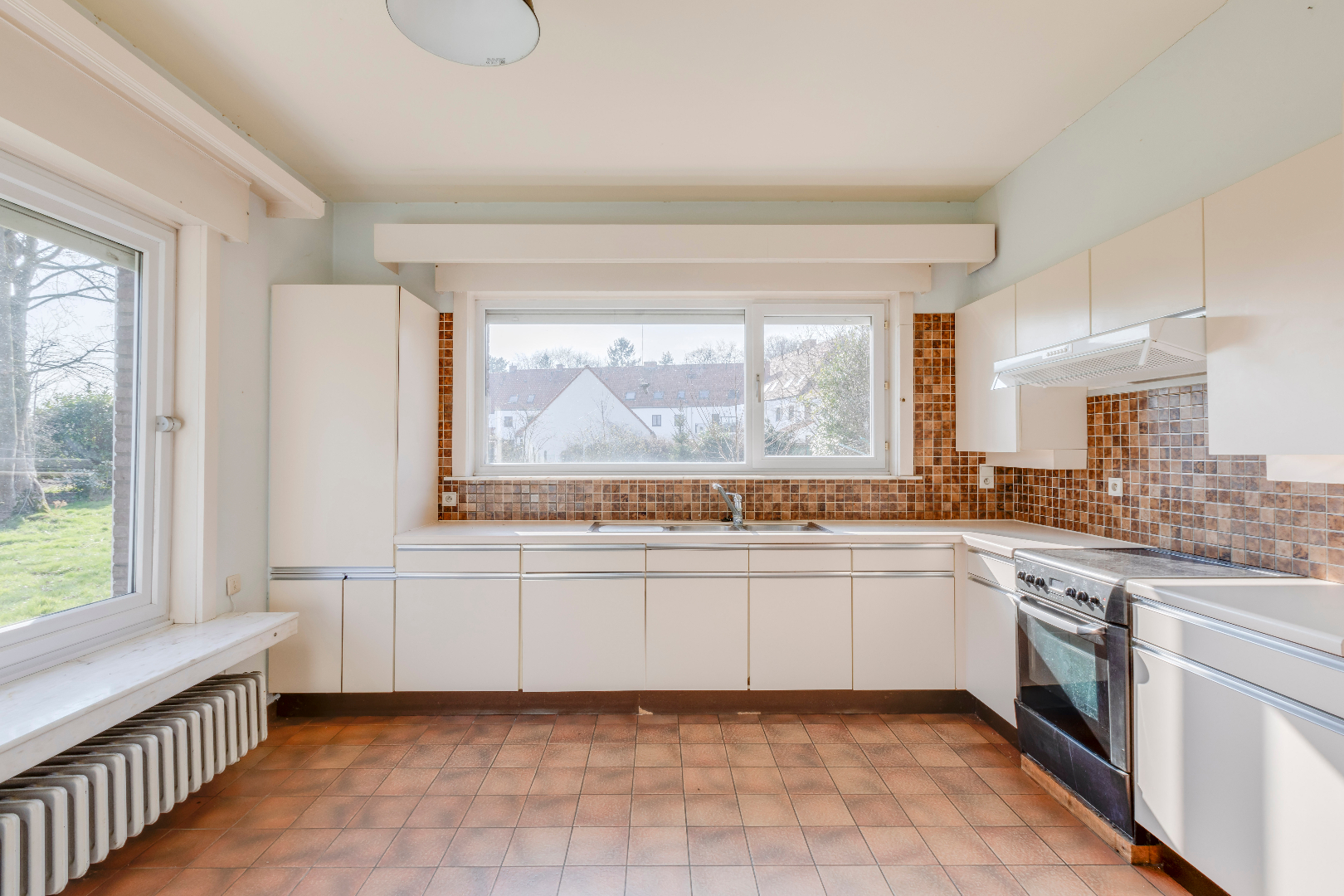 VERKOCHT ! Ruime villa (250m²) op mooi stuk grond (912m²) 