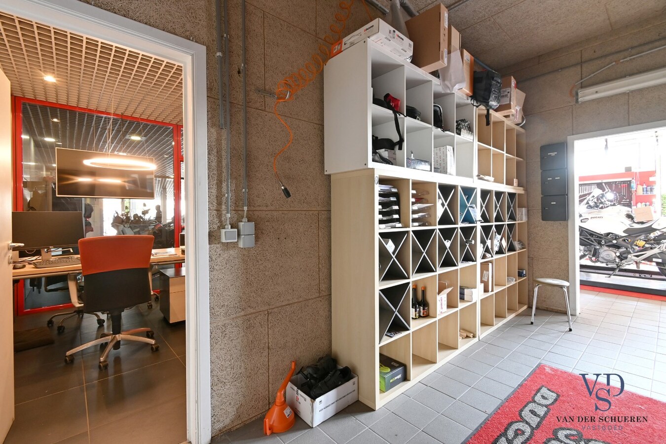 Multifunktioneel pand op top-ligging. 