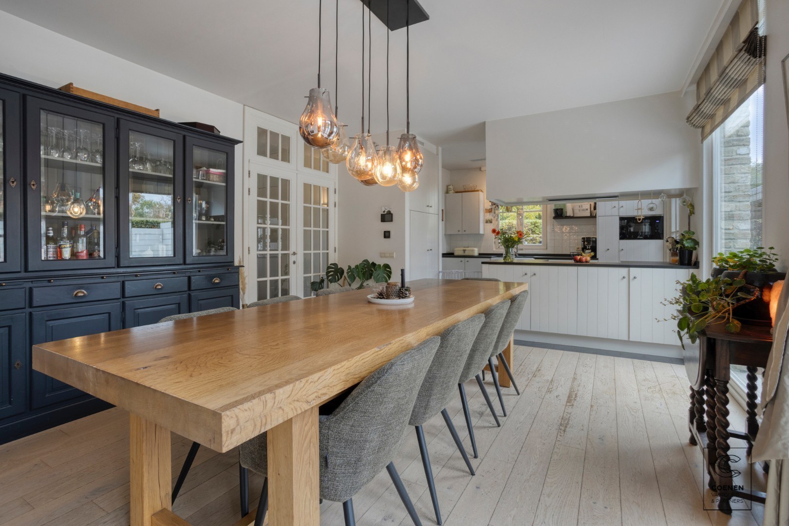 Prachtige woning met een bew. opp. van 302 m², 6 slpk, 3 bk en prachtige tuin met zwembad 