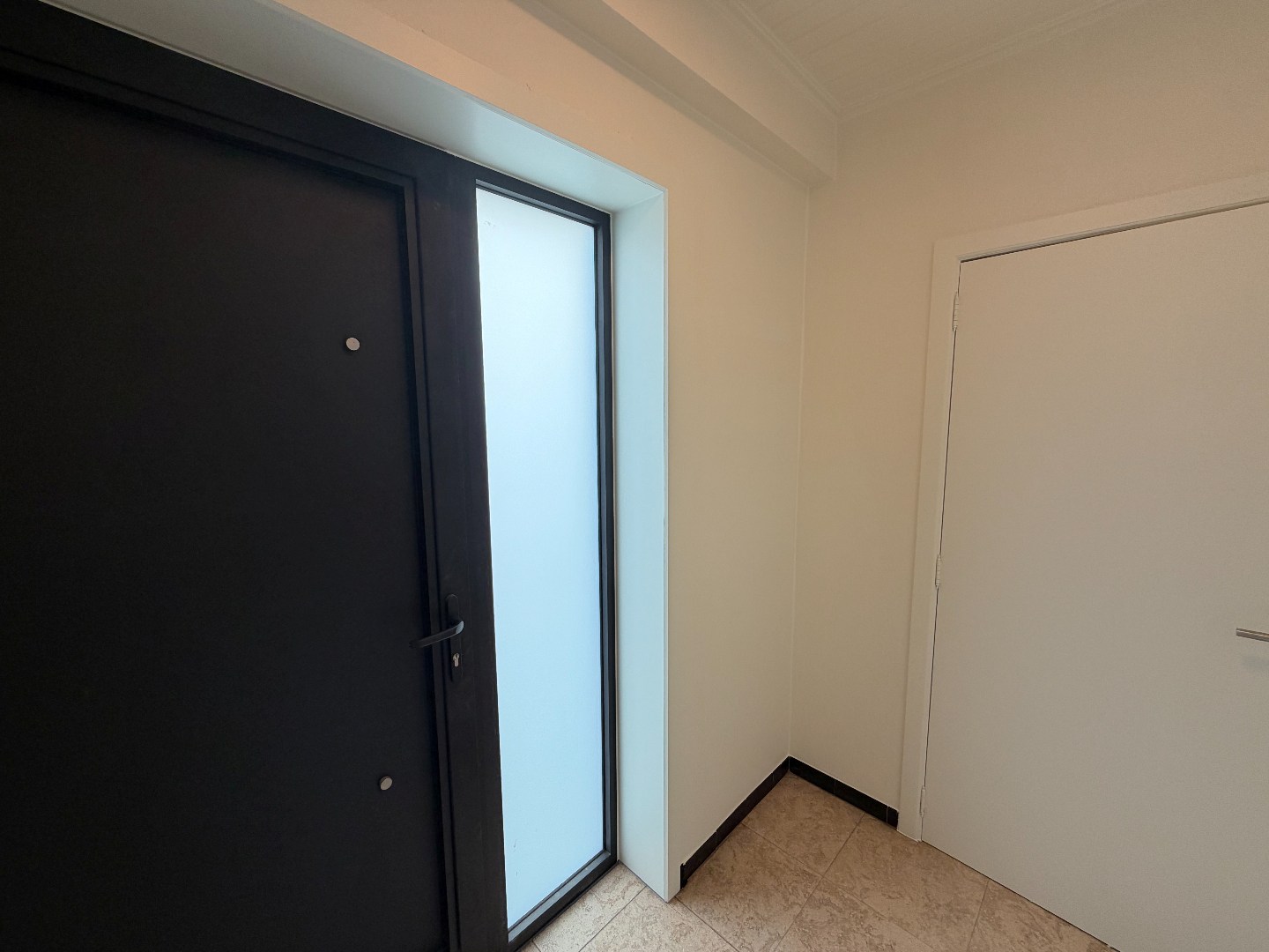 Ruime woning met twee slaapkamers en garage te Sint-Eloois-Vijve 