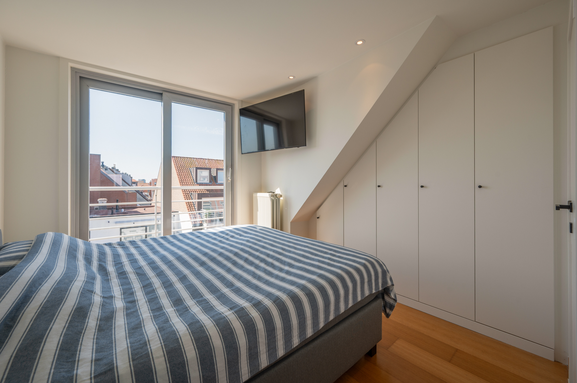 Exclusif duplex penthouse avec 3 chambres et terrasse ensoleillée, situé dans un emplacement de choix près de la place Rubens et de la mer. 