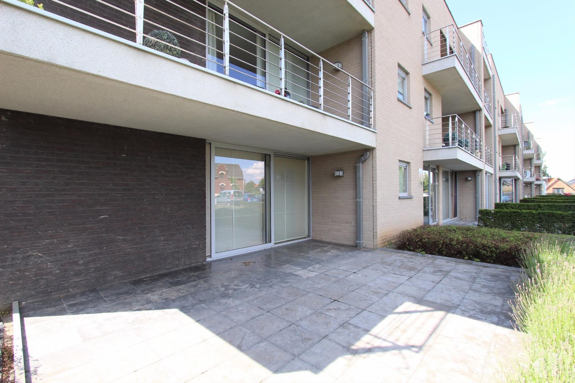 GELIJKVLOERS APPARTEMENT MET RUIM ZONNETERRAS EN GARAGE 