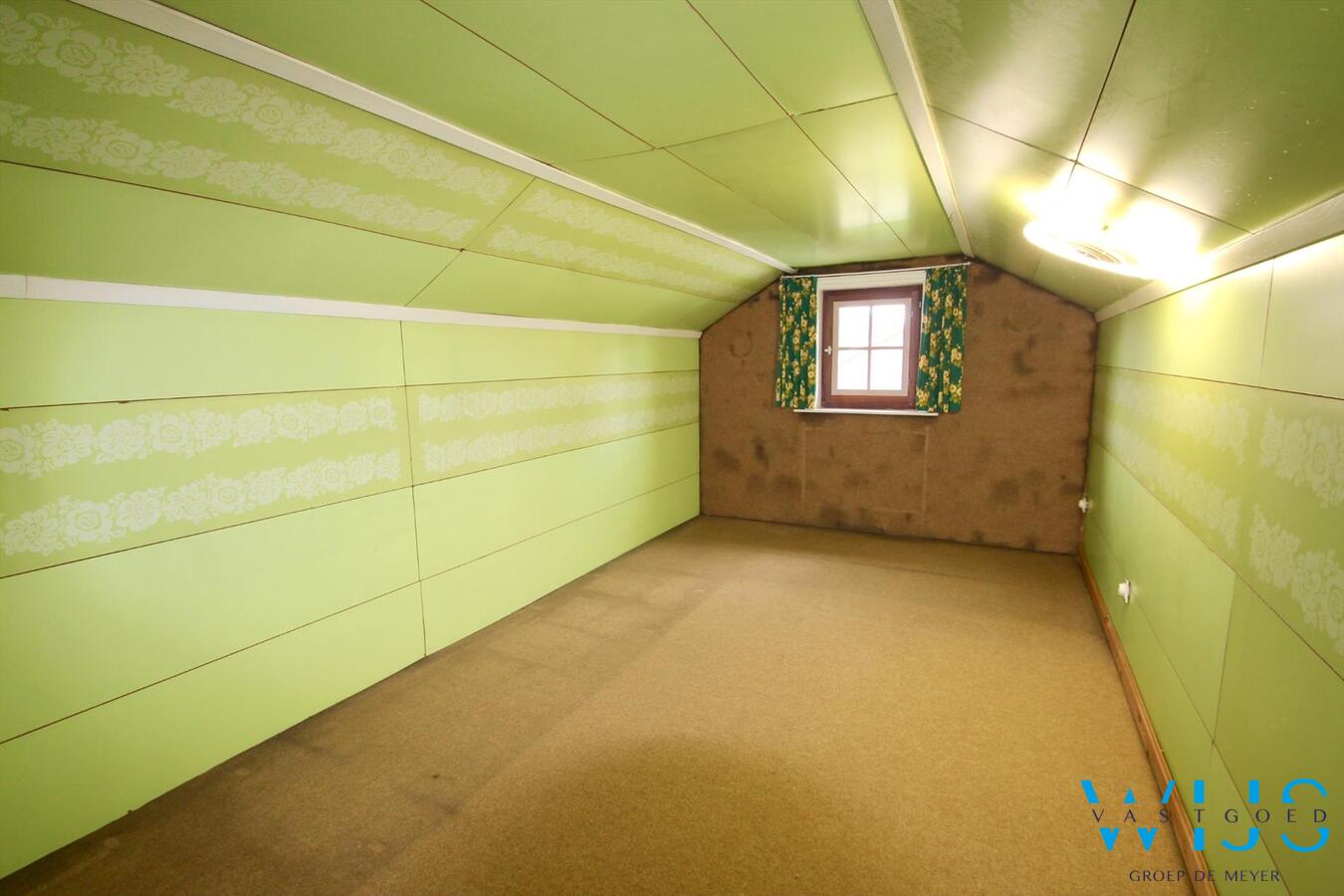 Op te frissen bungalow op een prachtig perceel van 960 vierkante meter te Oostakker ! 