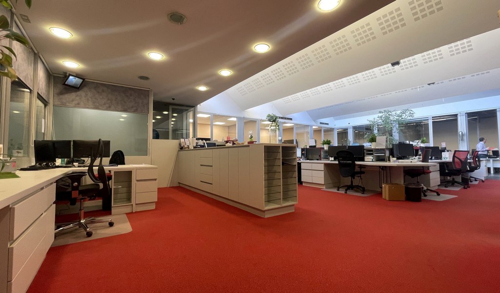 Handelspand te huur in het commercieel centrum van Schoten