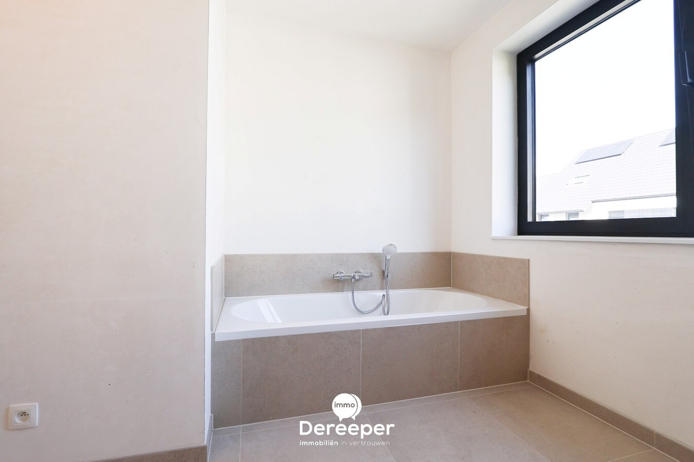 Nieuwbouwwoning met 4 slaapkamers op een uitstekende ligging in centrum Jabbeke 